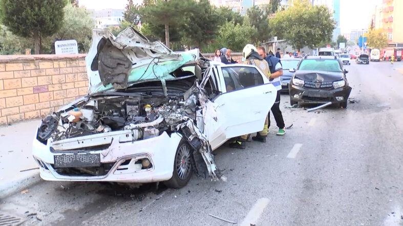 kartalda-otomobil-park-halindeki-3-araca-carpti-2-yarali.jpg