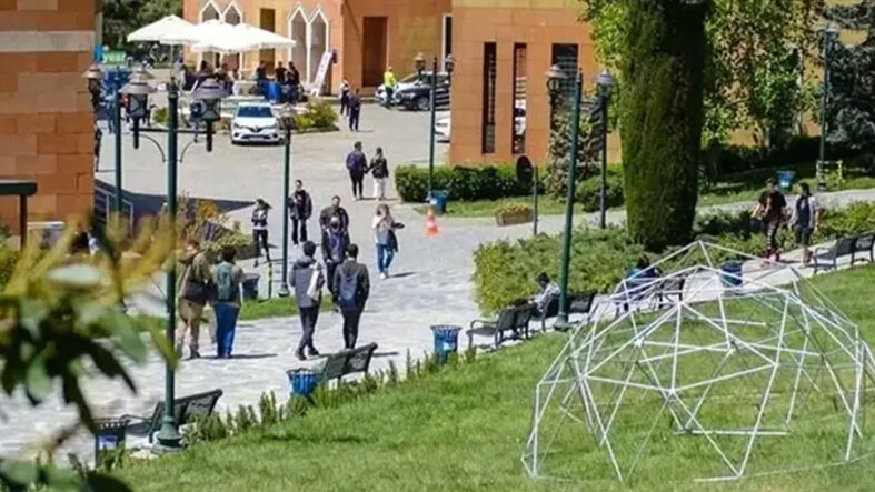 mezuniyetinde-pankart-acmasiyla-gundem-olan-ogrenci-cumhurbaskanina-hakaretten-tutuklandi.jpg