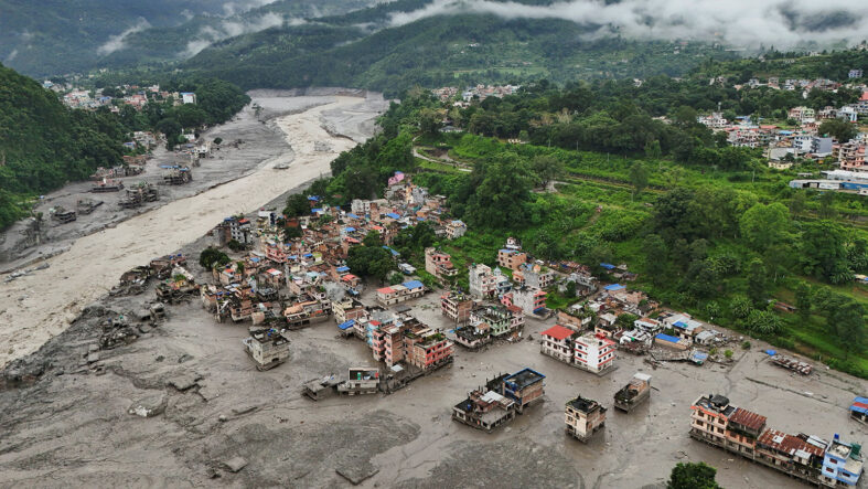Nepal’deki felaket anları kamerada! Sel saniyeler içinde evleri böyle yuttu
