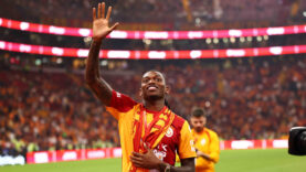 rafael-leao-galatasaray-goztepe-maci-sonrasi-sahaya-inerek-taraftarlari-selamladi.jpg