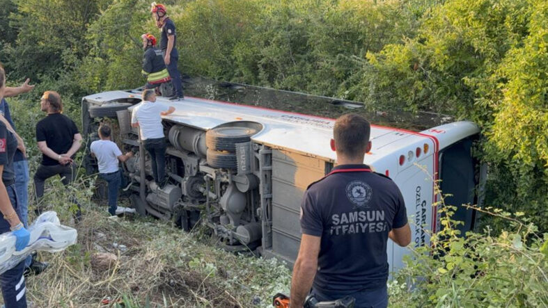samsunda-faciadan-donuldu-ozel-halk-otobusu-devrildi-21-yarali-var.jpg