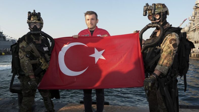 selcuk-bayraktar-sat-ve-sas-komandolariyla-bir-araya-geldi.jpg