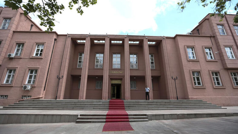 yargitaydan-emsal-karar-mesai-arkadasini-optu-tazminatsiz-kovuldu.jpg