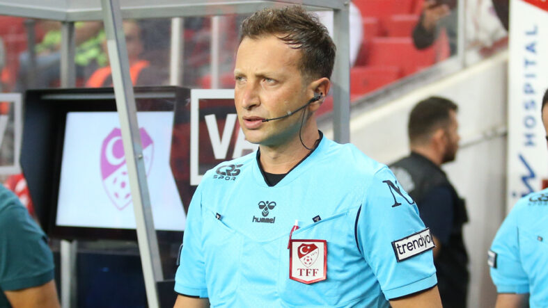 yasin-kol-samsunspor-fenerbahce-macinda-bir-penalti-ve-bir-kirmizi-karti-atladi-var-mudahalesi-gerekirdi.jpg