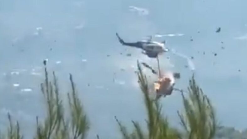 yunanistanda-iki-yangin-sondurme-helikopteri-havada-carpisti.jpg