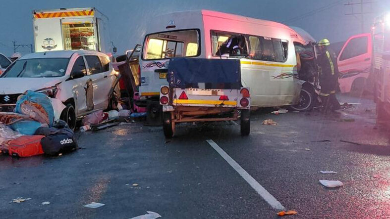 2 yolcu minibüsü ve 1 otomobili çarpıştı: 21 kişi öldü