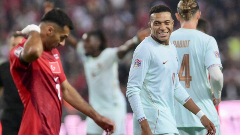 a-milli-takim-fransaya-tek-golle-kaybetti.jpg