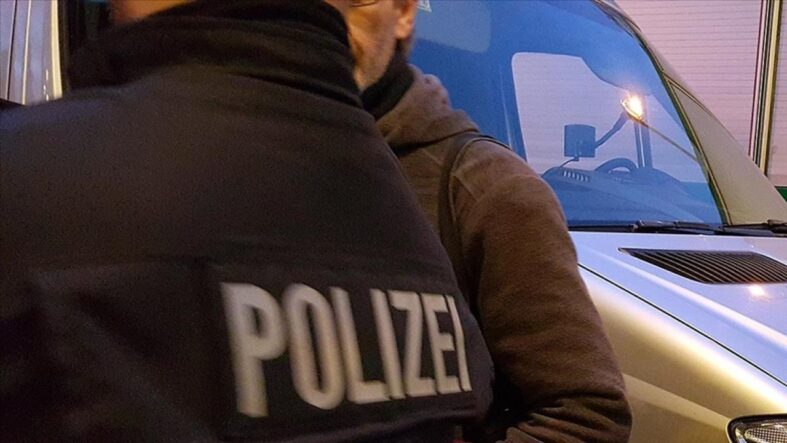 almanyada-catisma-sirasinda-olay-yerinden-kacan-2-kadin-polis-memuriyetten-ihrac-edildi.jpg