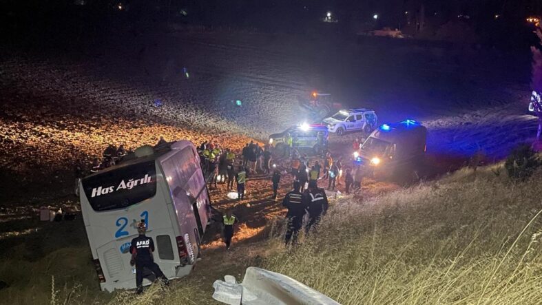 amasyada-yolcu-otobusu-tarlaya-girdi-24-yarali.jpg