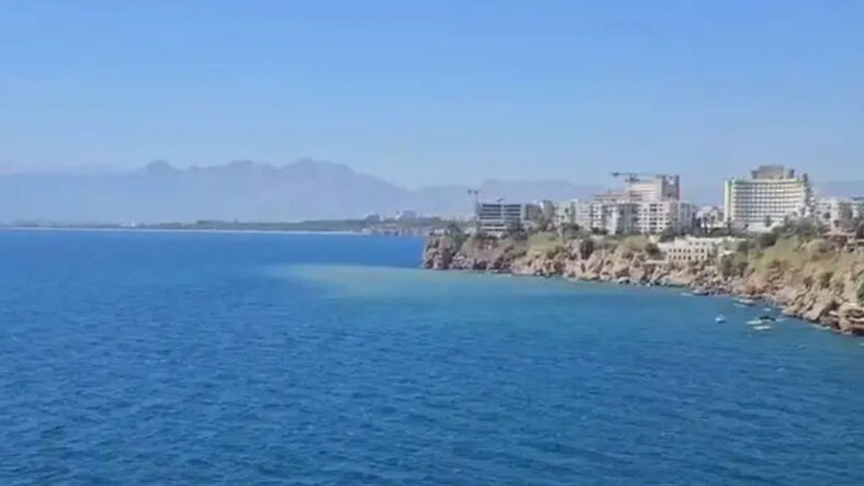 antalya-buyuksehir-belediyesinden-denizdeki-renk-degisimine-iliskin-aciklama.jpg