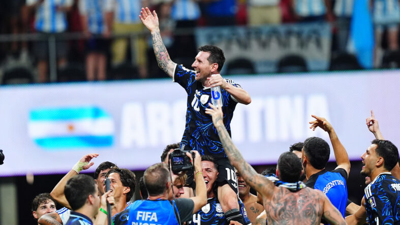 arjantinde-lionel-messi-icin-saygi-durusu.jpg