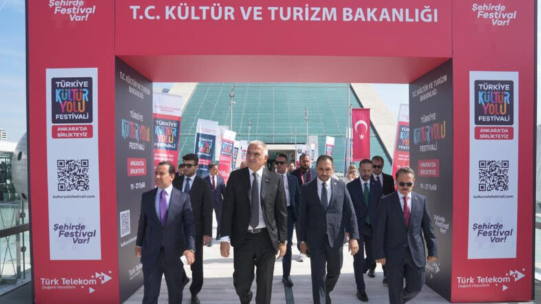 bakan-ersoy-baskentte-starti-verdi-ankara-kultur-yolu-festivali-basladi.jpg