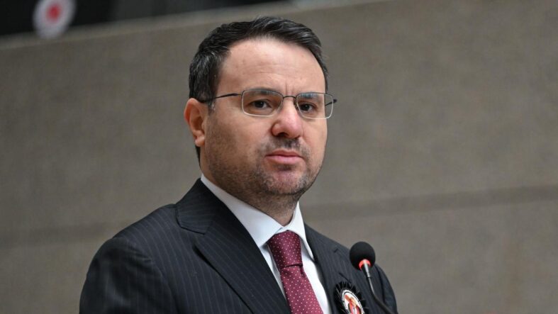 bakan-gurlekten-ahmet-sik-hakkinda-suc-duyurusu-ve-manevi-tazminat-davasi.jpg