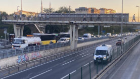beyoglunda-arizalanan-tanker-e5te-trafigi-kilitledi.jpg