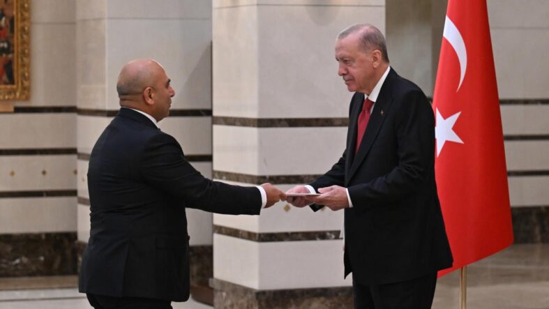 cumhurbaskani-erdogan-buyukelcilerin-guven-mektuplarini-kabul-etti.jpg