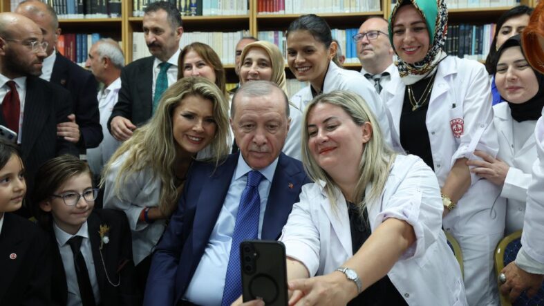 cumhurbaskani-erdogan-gazi-anadolu-lisesinde-ogretmen-ve-ogrencilerle-bir-araya-geldi.jpg