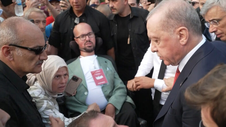 cumhurbaskani-erdogandan-engelli-gence-duygulandiran-jest-otobusu-durdurup-yanina-gitti.jpg