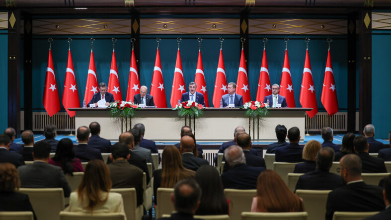 ekonomide-3-yillik-yol-haritasi-enflasyon-ve-buyume-tahminleri-aciklandi.jpg