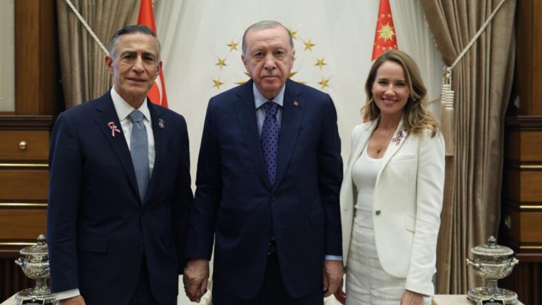 erdogan-abd-temsilciler-meclisi-uyesi-issayi-kabul-etti.jpg