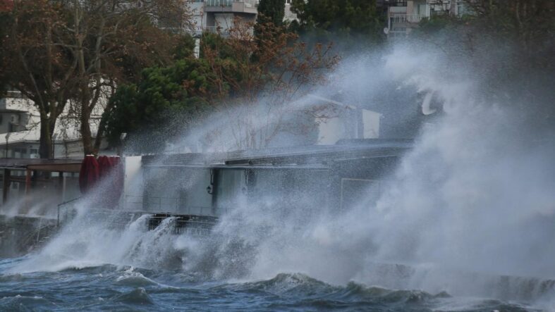 firtina-deniz-ulasimini-olumsuz-etkiliyor.jpg