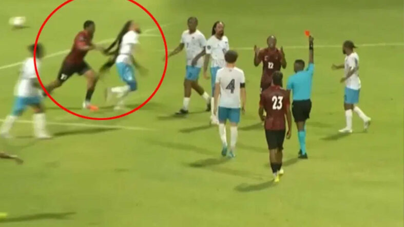 futbol-tarihinde-bir-ilk-1-50lik-saclariyla-rakibini-9-kisi-birakti.jpg