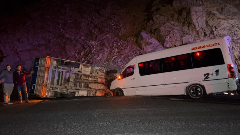 giresunda-minibus-ile-kamyonet-carpisti-23-yarali.jpg