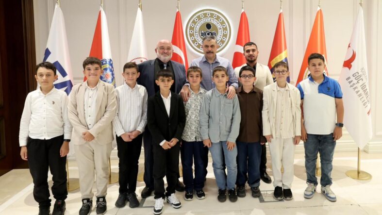 icisleri-bakani-ciftci-kendisine-cagrida-bulunan-gencleri-agirladi.jpg