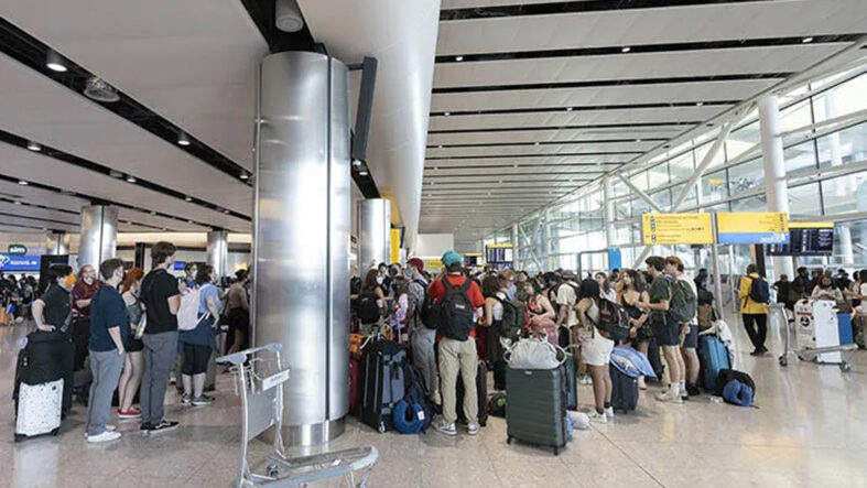 İngiltere’de hava trafik kontrolü sisteminde arıza: Yaklaşık 300 uçuş iptal edildi