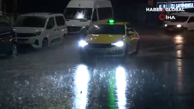 istanbulda-saganak-yagis-yollar-gole-dondu.jpg
