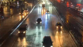 istanbulda-yagmur-etkisini-gosterdi-yollar-gole-dondu.jpg