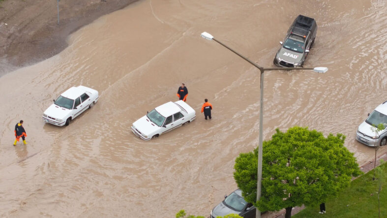 meteorolojiden-7-il-icin-sari-kodlu-uyari-sel-ve-su-baskinlarina-dikkat.jpg