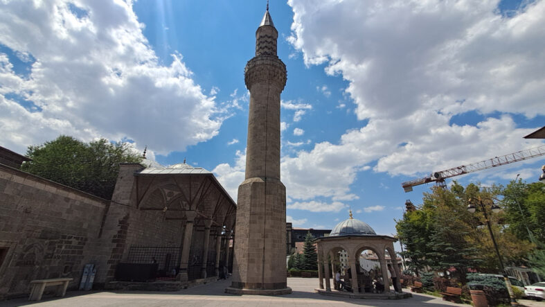 once-minare-yapildi-cami-sonradan-eklendi.jpg