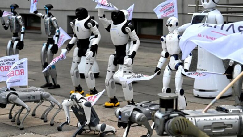polonyada-robotlar-yapay-zekaya-karsi-protesto-duzenledi-is-yerlerini-koruyun.jpg