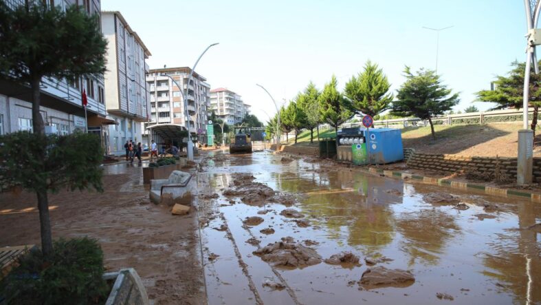 rizede-saganak-sonrasi-temizlik-seferberligi.jpg
