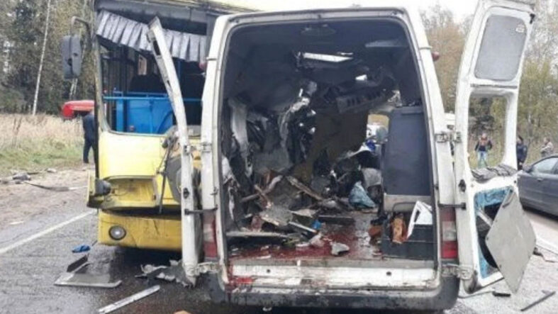 rusyada-minibus-otomobil-ve-kamyon-carpisti-13-olu-8-yarali.jpg