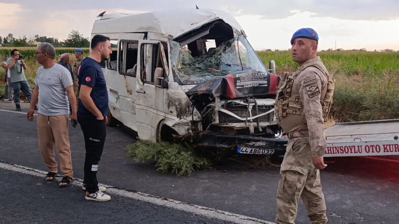 sanliurfada-iscileri-tasiyan-servis-tahliye-kanalina-devrildi-cok-sayida-yarali-var.jpg