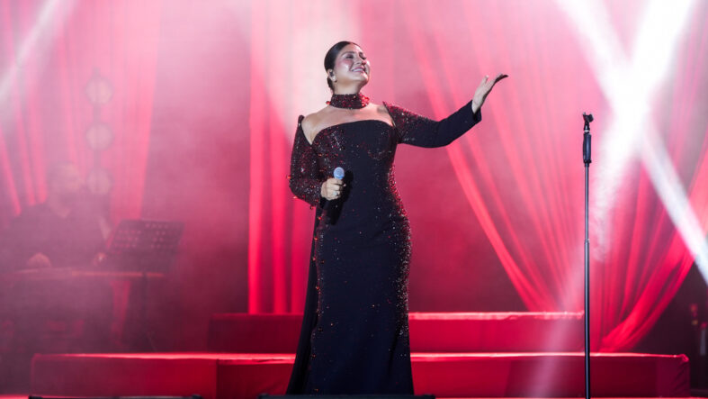 sibel-can-harbiyede-sevenleriyle-bulustu-muzik-dolu-gece.jpg