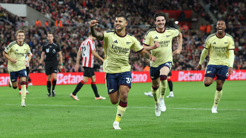 son-sampiyon-arsenal-ingiltere-premier-lige-4te-4-yaparak-basladi.jpg