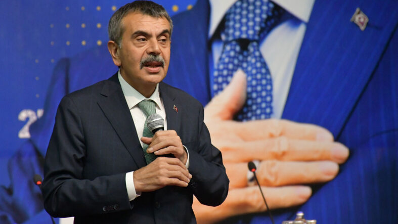 tayt-kot-pantolon-mini-etek-tartismasi-bakan-tekinden-kiyafet-aciklamasi-bu-konuda-kararliyiz.jpg