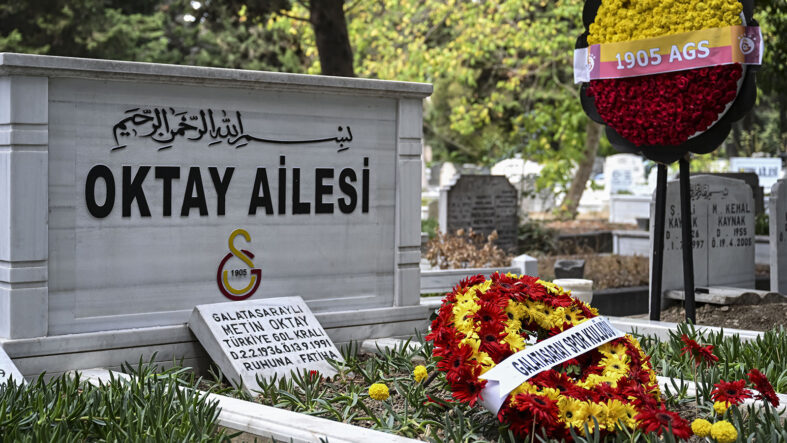 turk-futbolunun-ve-galatasarayin-unutulmaz-efsanesi-metin-oktay-kabri-basinda-anildi.jpg
