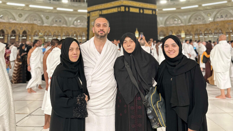 umre-icin-gittiler-mahkemelik-oldular-8-aydir-suudi-arabistandan-donemiyorlar.jpg