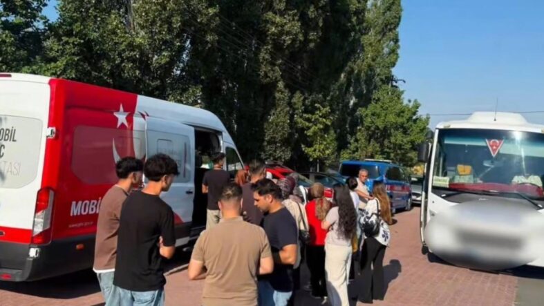 yurt-genelindeki-denetimlerde-230-duzensiz-gocmen-yakalandi.jpg