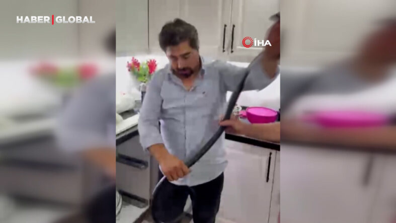 2-metrelik-yilani-4-saatlik-mucadele-sonunda-yakaladi-lastik-gibi-oynadi.jpg