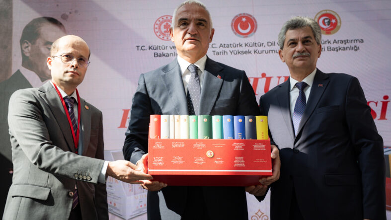 ataturkun-eseri-nutuk-8-dilde-dunyaya-ulasacak.jpg