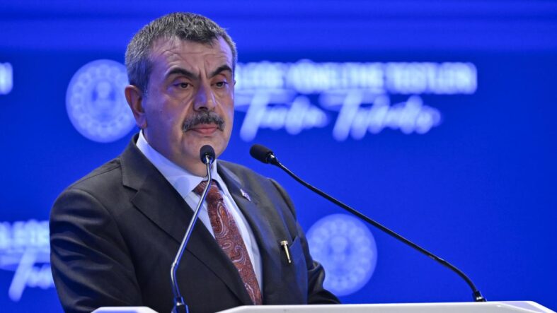 bakan-tekin-metaya-dava-acmayi-dusunuyoruz.jpg