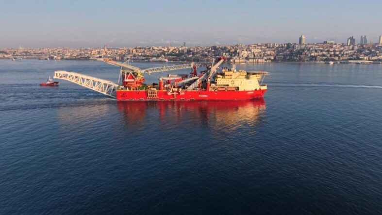 bakan-uraloglundan-istanbul-bogazindan-gecen-gemiye-iliskin-paylasim.jpg