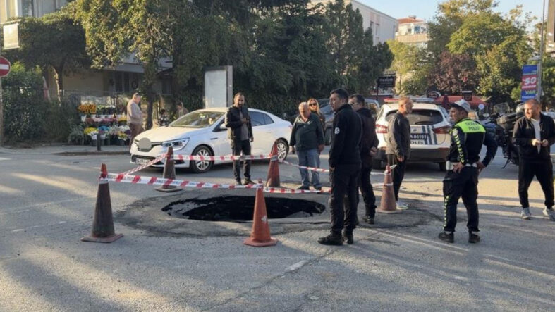 besiktasta-ana-caddede-yol-coktu-trafik-aksadi.jpg