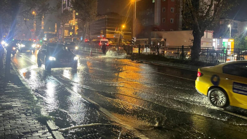 besiktasta-su-borusu-patladi-zincirlikuyu-alt-gecidini-su-basti.jpg