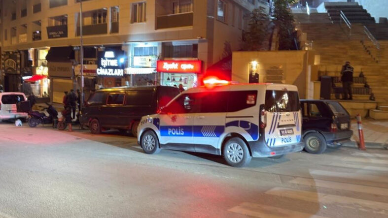 bilecikte-sokak-ortasinda-dehset-kiz-arkadasina-sarilan-sahsi-kalcasindan-bicakladi.jpg