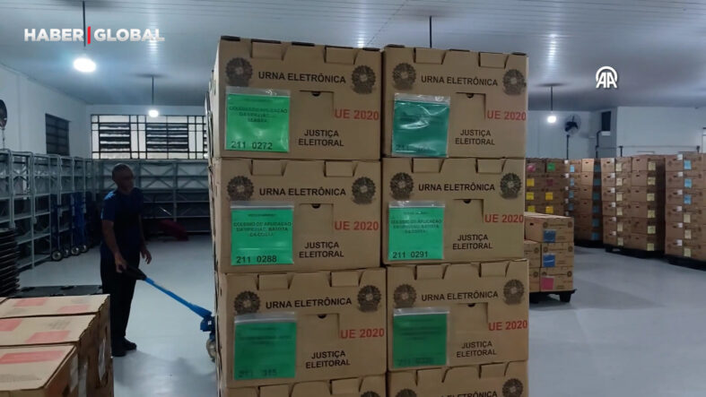 Brezilya genel seçimleri öncesinde elektronik oy kullanma makineleri askeri personel eşliğinde taşındı